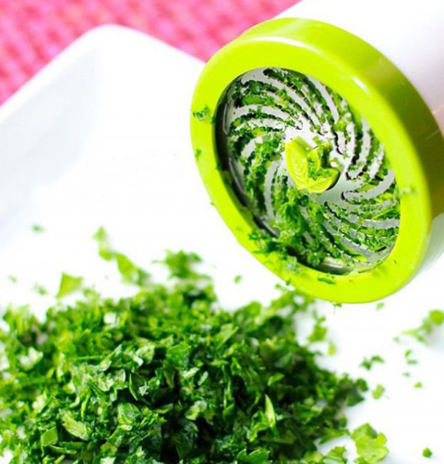 The Versatile Herb: Exploring the Benefits, Uses, and Potential Harm of Parsley