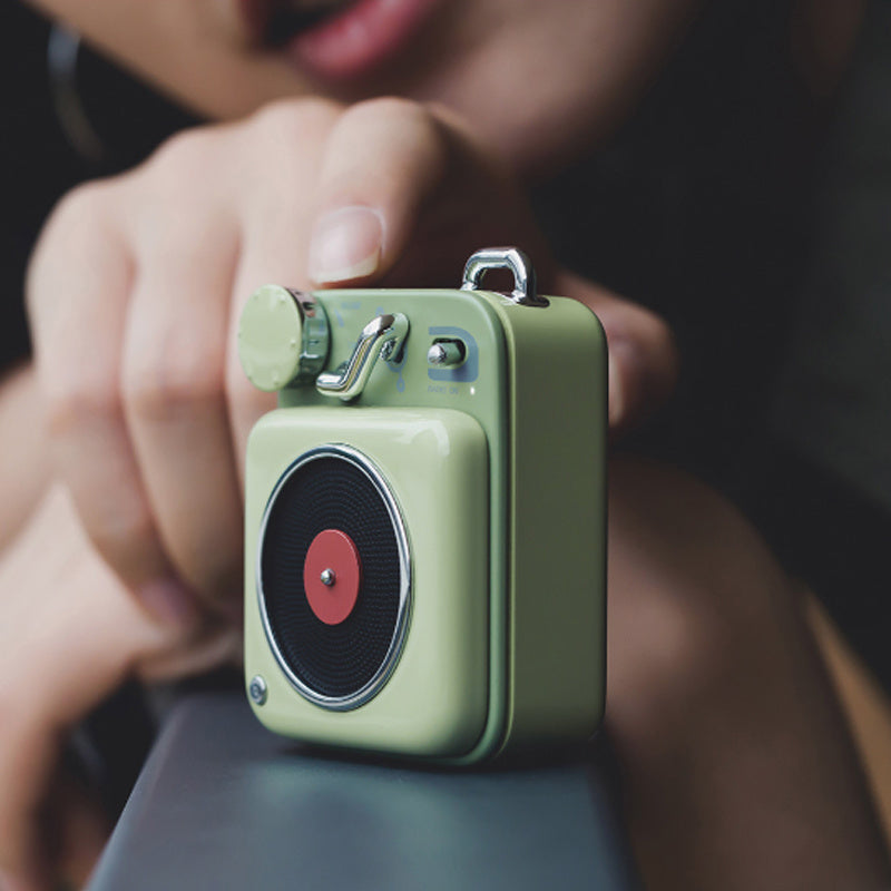 Retro small car mini speaker