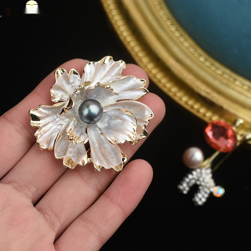 Luxury Pearl Brooch - Vintage Corsage Pin with High-End Simplicity